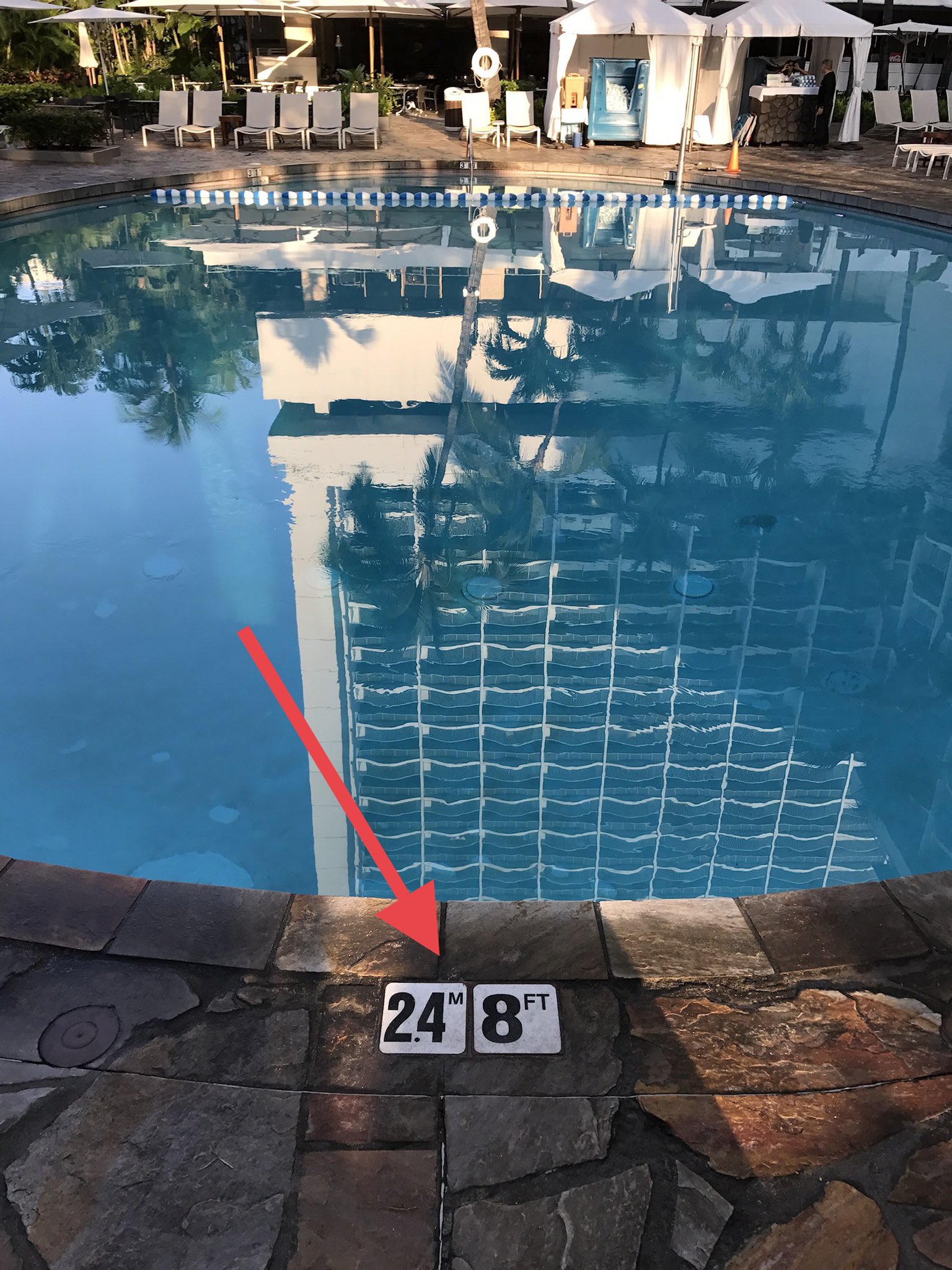 𓀚𓀧ゴミ先生𓀨𓀩 アメリカのホテルのプール 容赦なかった プールの深さが まさかの8フィート 2 4メートル という 大人でも足が着かない深さ ここまで深いプールにしなければならない 何か深い理由でもあるのだろうか アメリカ ホテル プール 8