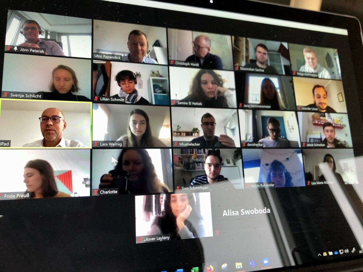 JoergAsmussen's tweet photo. Nachwuchsjournalist*innen der @KJS_Koeln und @UlricPapendick recherchieren – virtuell: #Corona, #Niedrigzins, #Riester, #Finanzkrise und natürlich #Lobbyismus. Mein Tipp: Vertrauen, Transparenz, Faktentreue. Wo ich anrufe, ist 100 Prozent @gdv_de drin. https://t.co/AkgxEVowi7