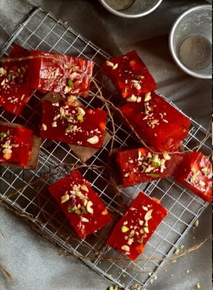 Presenting Rashami Desai (Mithu) as Mithai : A Twitter Thread Kuch mitha ho jaye on this special occasion <3 OTT Debut Of Rashami  #RashamiDesai  @TheRashamiDesai