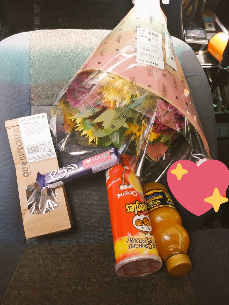 Mr_Moagi_Evans's tweet photo. A happy fiancée😍, A happy Life 🤗❤️🌻
#SpoilYours
#RandomSpoils
#SupriseDeliveryAtWork https://t.co/CdkTiWPFIf