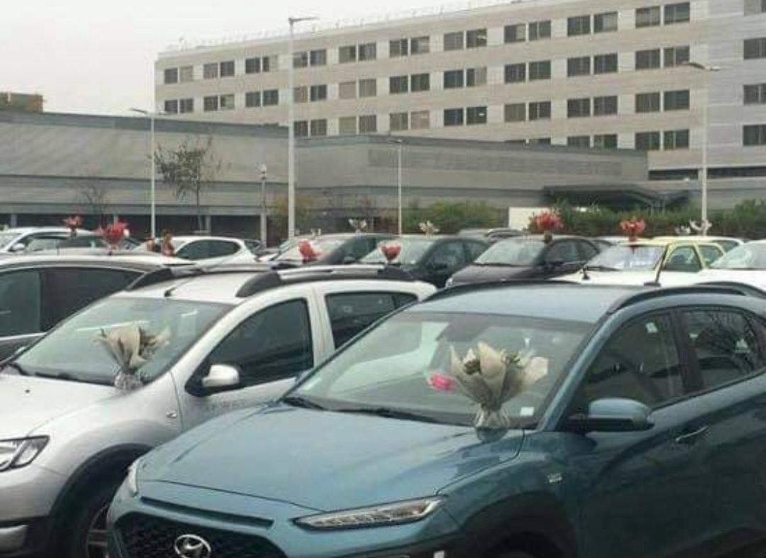 💐 Magnifique initiative que celle de Murielle Marcenac, grossiste en fleurs, qui, au lieu de jeter ses invendus pour cause de confinement, a déposé des bouquets de fleurs sur les voitures du personnel du centre hospitalier de Perpignan 👏👏👏