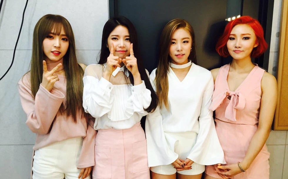 4 young girls who love performing and dream of becoming singers -Solar, Moonbyul, Wheein, Hwasa are the only hope for this small company.