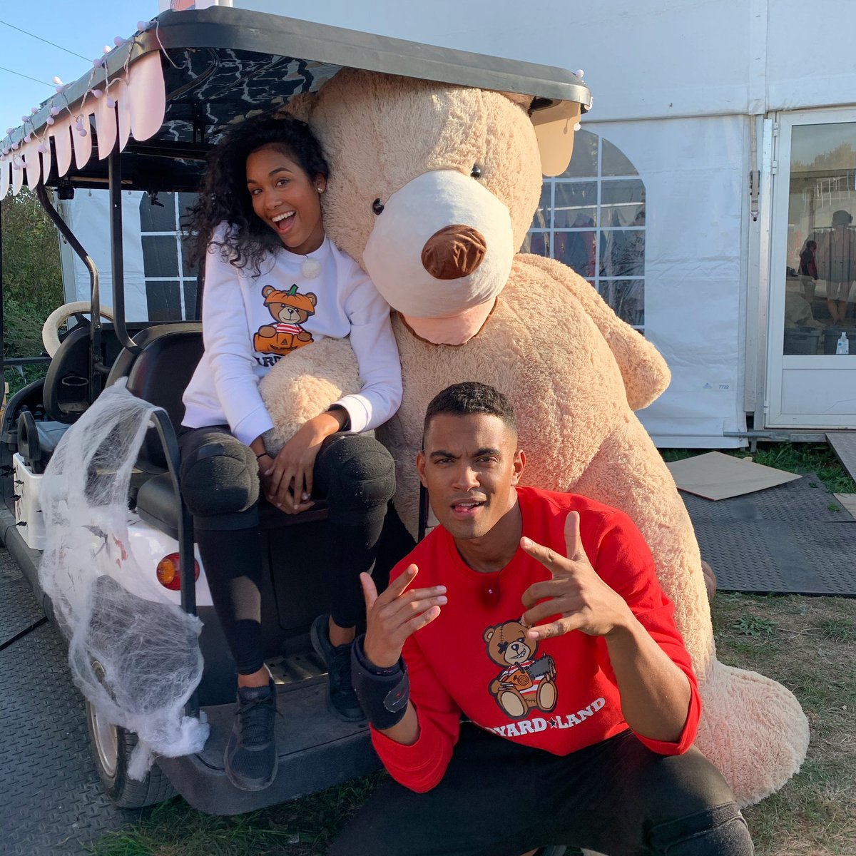 Demain, Samedi 7 Novembre. Retrouvez nous dans BoyardLand sur <a href="/france2/">france2</a> à 21h.
À votre avis @clemencebotinooff a ses chances de gagner? 😅