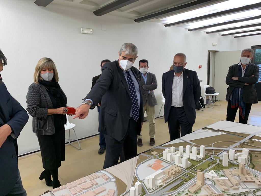 nuriamarinlh's tweet photo. Els acords transversals contribueixen a fer créixer els projectes estratègics de la ciutat. Generem economia per poder reinvertir-la als barris. Avui el president del Consorci de la Zona Franca @Pere_navarro coneix de prop el projecte del clúster biomèdic. https://t.co/fXmRgSD81S