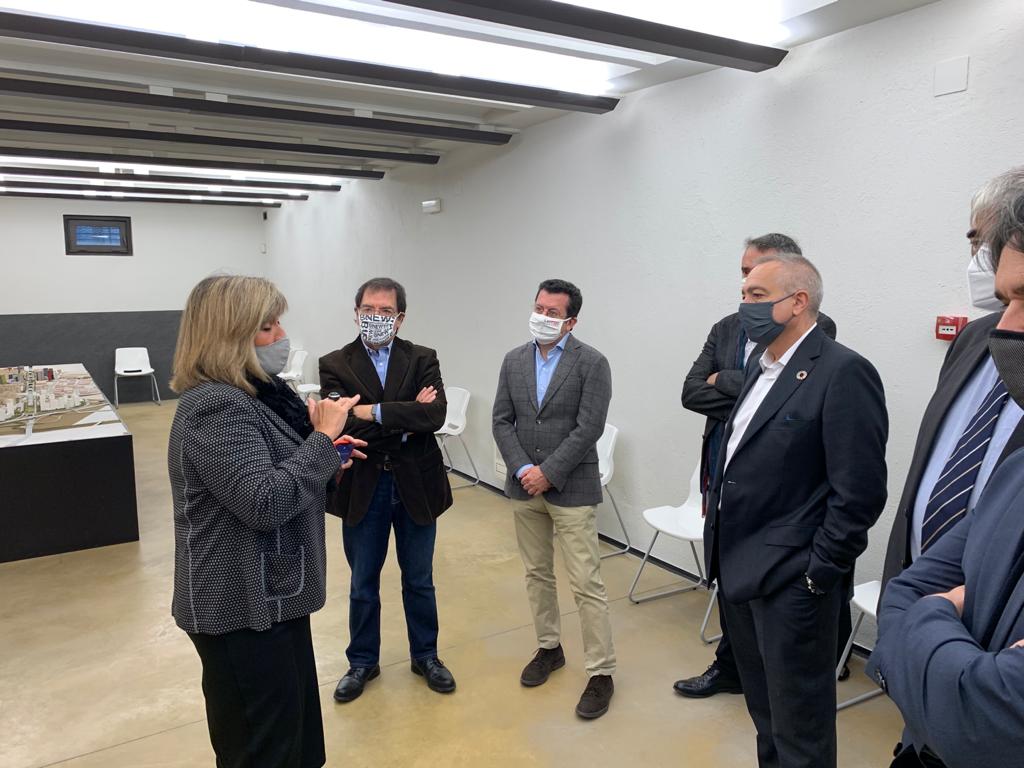 nuriamarinlh's tweet photo. Els acords transversals contribueixen a fer créixer els projectes estratègics de la ciutat. Generem economia per poder reinvertir-la als barris. Avui el president del Consorci de la Zona Franca @Pere_navarro coneix de prop el projecte del clúster biomèdic. https://t.co/fXmRgSD81S