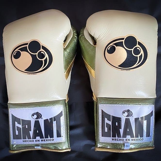 AnasMubarik3's tweet photo. Grant type Boxing Gloves
We are a professional Manufacturer and exporters if Boxinggloves and Martial arts with high quality Meterial under extreme price
#Boxinggloves #mmafighter #fightergear #Boxingequipment
#Boxingpads #Headgaurd #mmatraining #BoxingGame https://t.co/cDGsN9EsDB