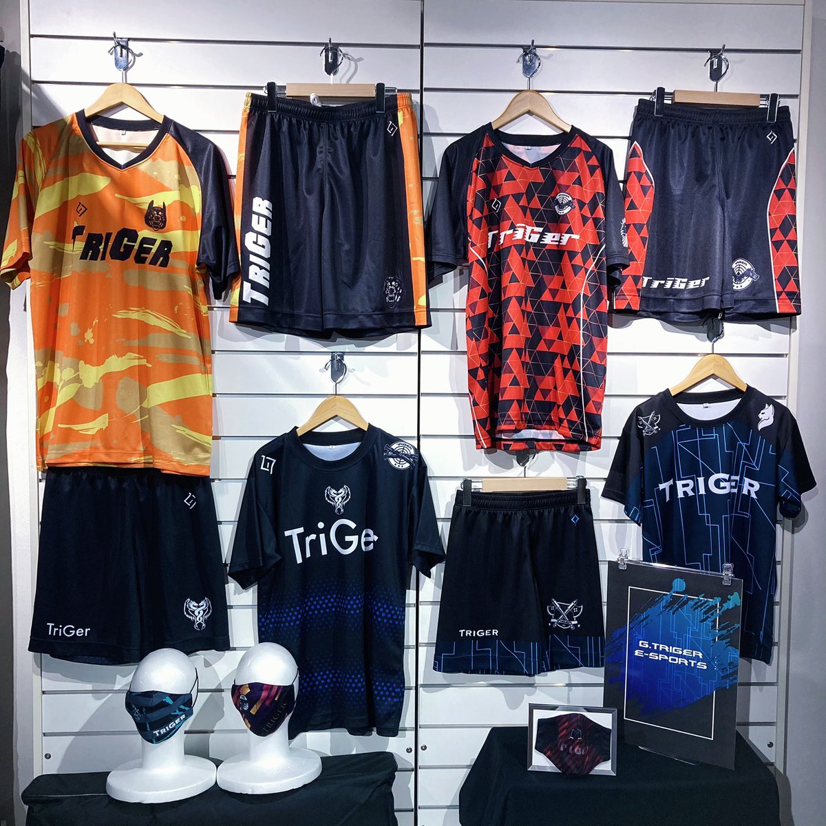 all_G_triGer's tweet image. e-sports用セミオーダーユニフォームを作りませんか？
グラデーションや蛍光インクを使用した個性的な柄が勢揃い✨
記号を選ぶだけで簡単にユニフォームが作れちゃいます！
お気軽にDMへお問い合わせください✉

#esports #uniform #eスポーツ #ユニフォーム #セミオーダー #gtriger