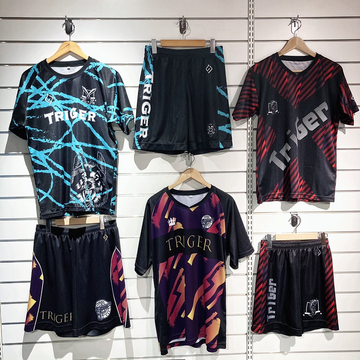 all_G_triGer's tweet image. e-sports用セミオーダーユニフォームを作りませんか？
グラデーションや蛍光インクを使用した個性的な柄が勢揃い✨
記号を選ぶだけで簡単にユニフォームが作れちゃいます！
お気軽にDMへお問い合わせください✉

#esports #uniform #eスポーツ #ユニフォーム #セミオーダー #gtriger