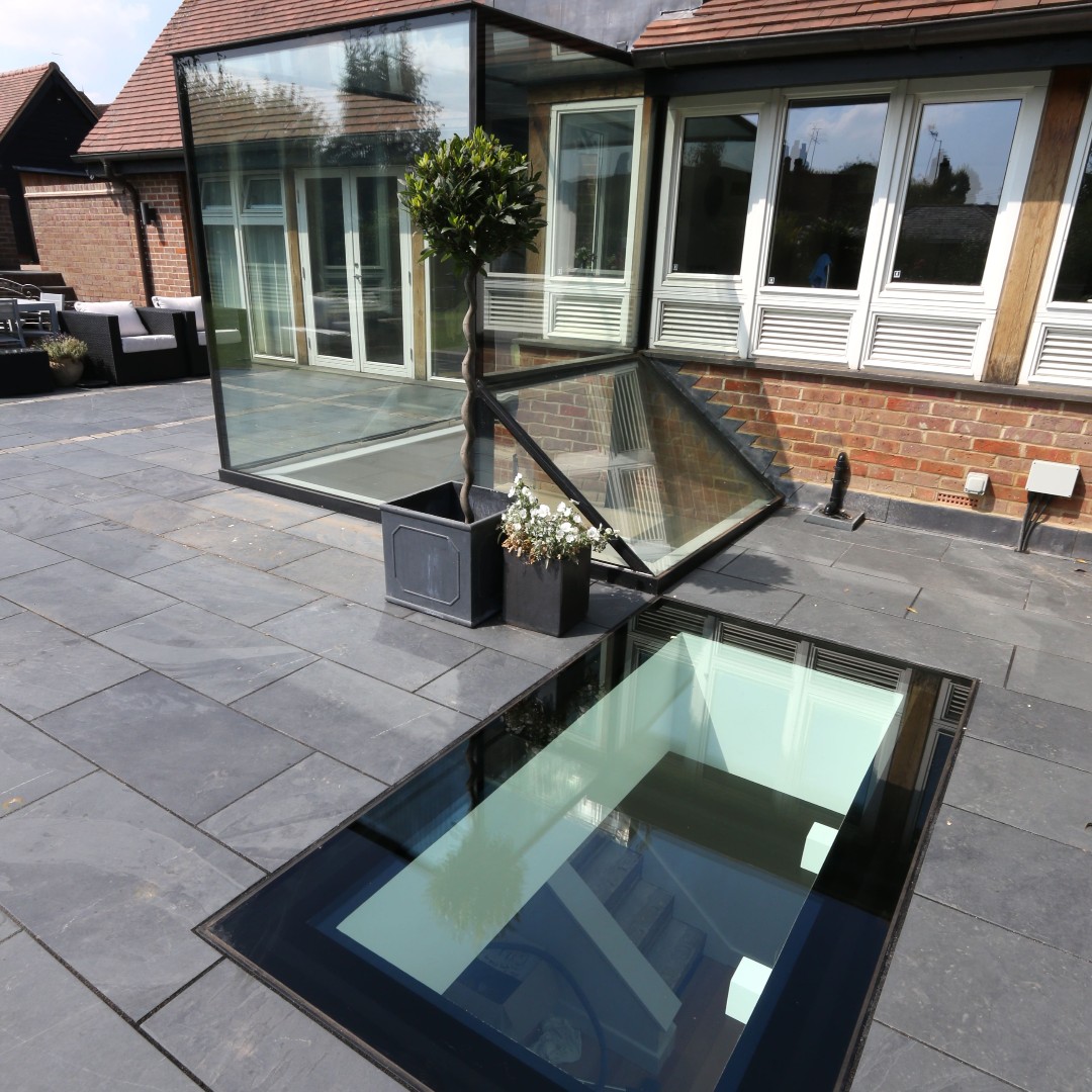 SiegerSystems's tweet image. Our Sieger Thermally Broken #Floorlight was paired with #structuralglass and a Sieger #casementdoor to create this beautiful external glazing. This system uses toughened laminated glass for increased strength. 

For more information head to our website &amp;gt;&amp;gt;&amp;gt; siegersystems.co.uk/products/therm…