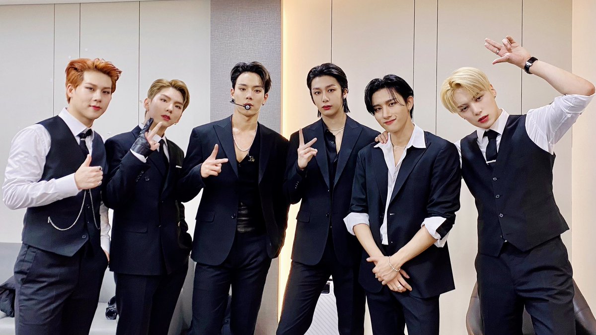 OfficialMONSTAX's tweet image. 📸
201106 #몬스타엑스
KBS #뮤직뱅크
#LoveKilla #BEASTMODE 완료

오늘도 치명적인 매력을 뽐내려
수트 장착한 몬스타엑스 🔥
내일도 함께 해요 🥰💘

#MONSTAX #MONSTA_X
#MONSTAX_LoveKilla
#몬스타엑스_러브킬라