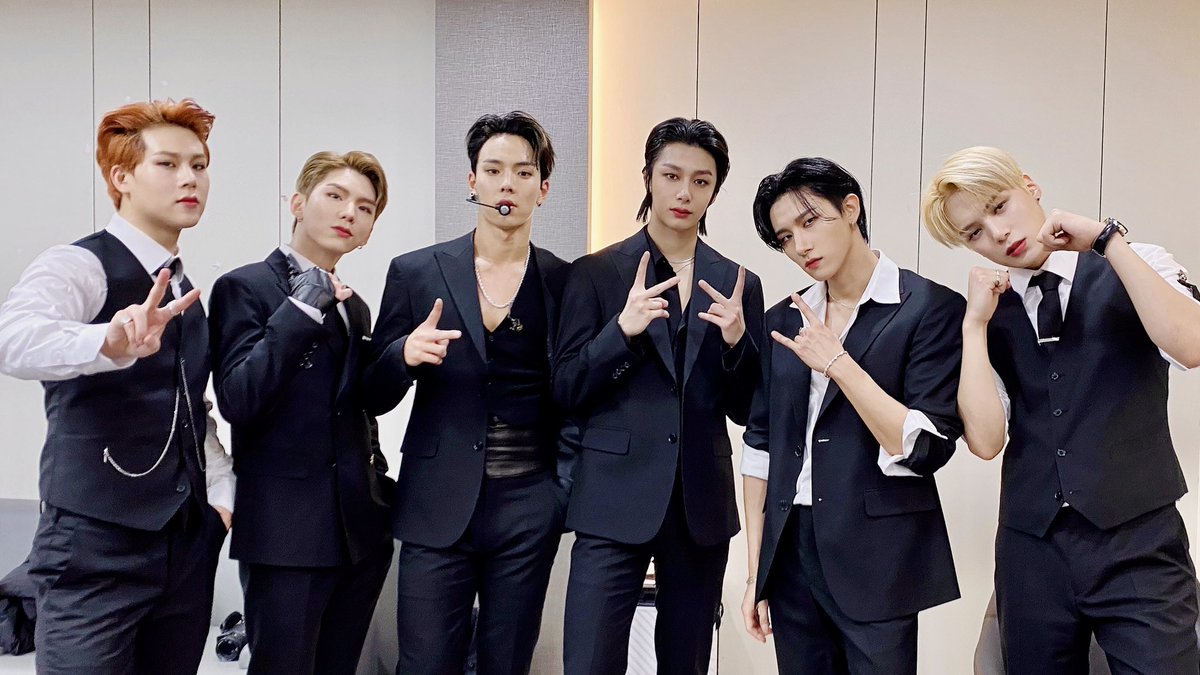 OfficialMONSTAX's tweet image. 📸
201106 #몬스타엑스
KBS #뮤직뱅크
#LoveKilla #BEASTMODE 완료

오늘도 치명적인 매력을 뽐내려
수트 장착한 몬스타엑스 🔥
내일도 함께 해요 🥰💘

#MONSTAX #MONSTA_X
#MONSTAX_LoveKilla
#몬스타엑스_러브킬라