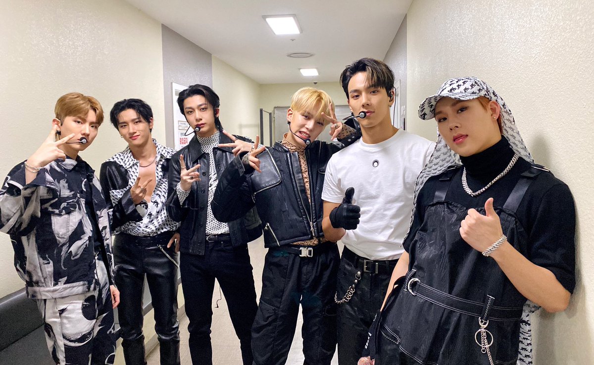 OfficialMONSTAX's tweet image. 📸
201106 #몬스타엑스
KBS #뮤직뱅크
#LoveKilla #BEASTMODE 완료

오늘도 치명적인 매력을 뽐내려
수트 장착한 몬스타엑스 🔥
내일도 함께 해요 🥰💘

#MONSTAX #MONSTA_X
#MONSTAX_LoveKilla
#몬스타엑스_러브킬라