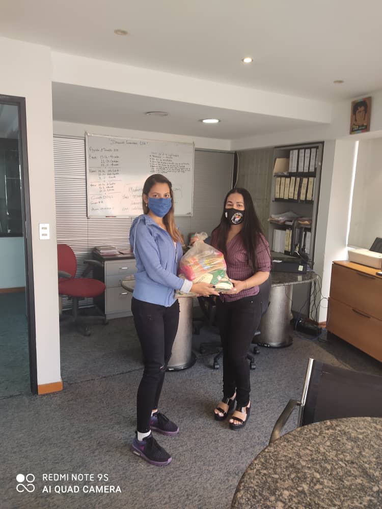 mppsp_dgcdp's tweet photo. Gracias a los CLAP, se realizo operativo de entrega de alimentos a los  funcionarios de la #DGALA, los cuales no han cesado de trabajar durante la Pandemia, velando por los beneficios a favor  de los Privados de Libertad. @Blancoliceth @mirelct @NicolasMaduro @drodriven2 #Clap https://t.co/7f2rgVugNQ