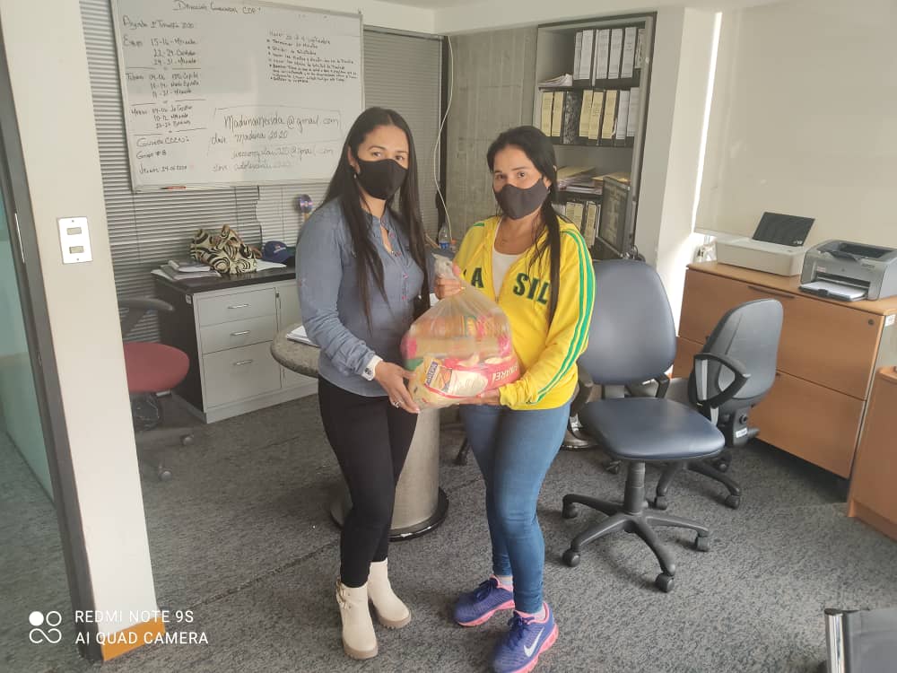 mppsp_dgcdp's tweet photo. Gracias a los CLAP, se realizo operativo de entrega de alimentos a los  funcionarios de la #DGALA, los cuales no han cesado de trabajar durante la Pandemia, velando por los beneficios a favor  de los Privados de Libertad. @Blancoliceth @mirelct @NicolasMaduro @drodriven2 #Clap https://t.co/7f2rgVugNQ