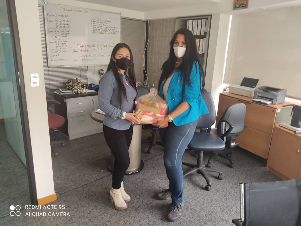 mppsp_dgcdp's tweet photo. Gracias a los CLAP, se realizo operativo de entrega de alimentos a los  funcionarios de la #DGALA, los cuales no han cesado de trabajar durante la Pandemia, velando por los beneficios a favor  de los Privados de Libertad. @Blancoliceth @mirelct @NicolasMaduro @drodriven2 #Clap https://t.co/7f2rgVugNQ