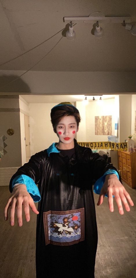 _LSTOfficial's tweet photo. 안녕 나 엘에스티 기범

할로윈 비하인드 컷입니다 감기 조심 코로나 조심 순범이 조심! https://t.co/K77EIJHf8S