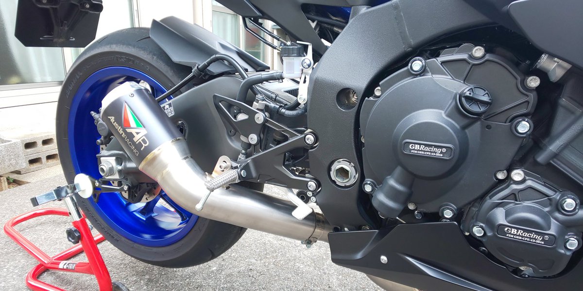 TamaQ11Q's tweet photo. R1のマフラーを交換
エラー出すこともなく無事完了
(サーボモーター撤去した箇所に隙間ができて携帯工具入れようかと思案中)
爆音..もとい音圧が上がり気味になったけれど、懸念していた極低速のトルクの落ち込みもなくとても満足v(´▽`*)
#YZFR1
#Austinracing
#GP1R https://t.co/ggNSmvMud1