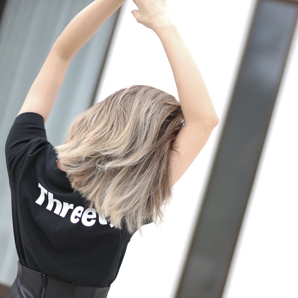 threety_tokyo's tweet photo. Leather skirt × Black T-shirt.
Item: SOUVENIR LOGO T
@threety_tokyo ONLINE STORE
#threety
#スリーティー
#黒t
#黒tコーデ
#tシャツ
#tシャツ女子
#ユニセックスファッション
#ユニセックスコーデ
#ユニセックス
#ブラックコーデ
#ブラックスタイル
#leatherskirt
#レザースカート https://t.co/fbIbqdfqAu