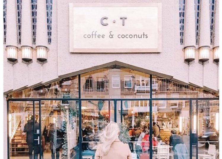 Despite we usually don’t promote restaurants/ coffee bars as most perfect places to work, we can’t ignore this very nice one. I remember I used to go to the cinema over there a long, long time ago...when there where...🎥
#amsterdam #work #desk #workplaces #inspirational #cinema