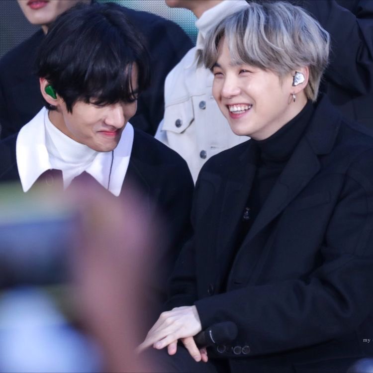 jkisjeykey's tweet photo. [WEVERSE TAEHYUNG]

"Jangan terlalu khawatir, itu akan lebih menyakitkan" 
"Yoongi = I love you"
"Yoongi hyung sudah dioperasi dan sedang beristirahat dgn baik"

Our suga😭😭😭😭😭 
#GetWellSoonYoongi https://t.co/cWmWBdxsmy