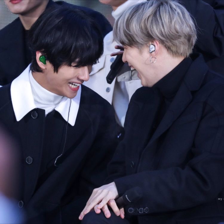 jkisjeykey's tweet photo. [WEVERSE TAEHYUNG]

"Jangan terlalu khawatir, itu akan lebih menyakitkan" 
"Yoongi = I love you"
"Yoongi hyung sudah dioperasi dan sedang beristirahat dgn baik"

Our suga😭😭😭😭😭 
#GetWellSoonYoongi https://t.co/cWmWBdxsmy