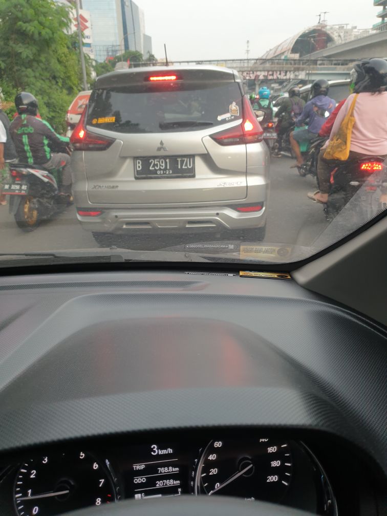 robin_riduan's tweet photo. @NTMCLantasPolri @TMCPoldaMetro  ini ciri2 mobil yang barusan mau nabrak petugas di toll cawang karena diberhentikan malah lari dan mau tabrak petugas..mohon yang kayak gini ditindak. https://t.co/Q9CynuVKdv