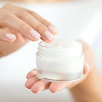 RxSwimGoggles's tweet image. Swimming can make your skin feel tight.

The #Eyecarecosmetics cream is an ultra-rich moisturiser for dry and sensitive skin that soothes and hydrates with sweet almond and jojoba seed oil. It will leave your skin feeling soft, refreshed and comfortable.

ow.ly/CCV050BV91y