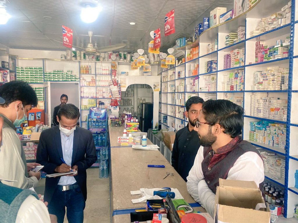 RajaHumam's tweet photo. Visited different banks, markets and other institutions to ensure implementation of SOPs. Fines imposed on violation of SOPs. 
#Follow_SOPs #SaveLives 
@DeputyMirpur https://t.co/KGRalSal45