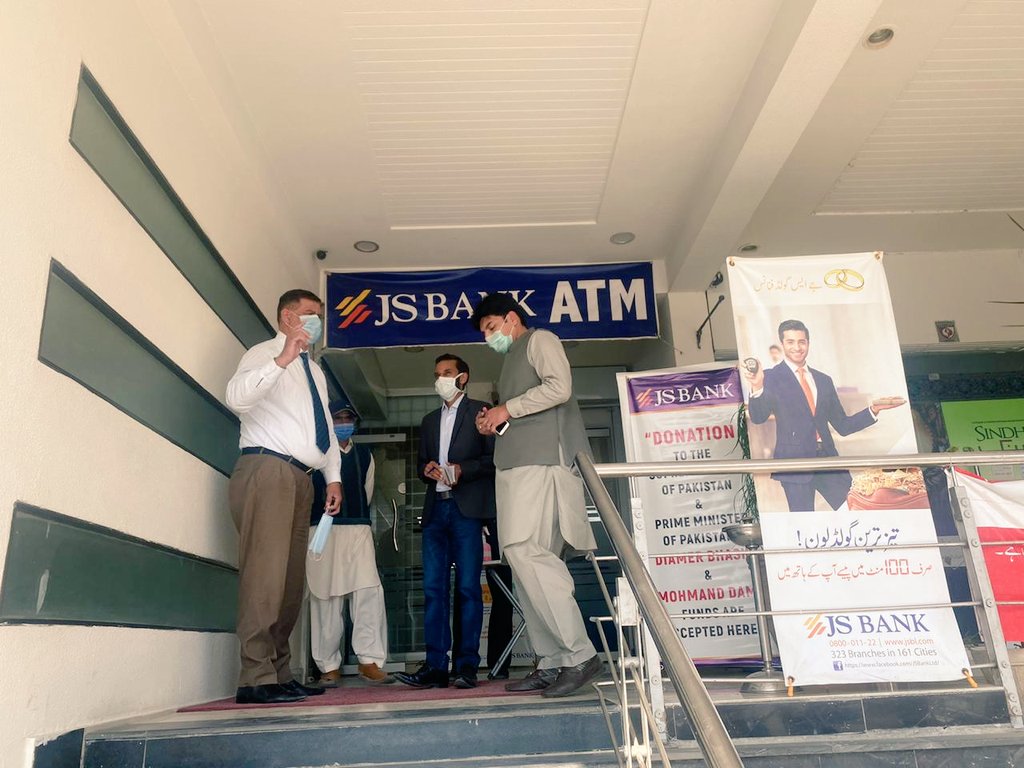 RajaHumam's tweet photo. Visited different banks, markets and other institutions to ensure implementation of SOPs. Fines imposed on violation of SOPs. 
#Follow_SOPs #SaveLives 
@DeputyMirpur https://t.co/KGRalSal45