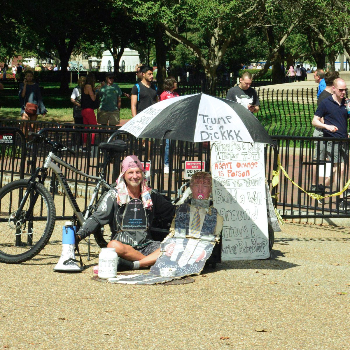 faithej_'s tweet photo. I took this photo outside of the White House last year, I wonder how this guy is feeling today ..... https://t.co/HzJvhEHGpg