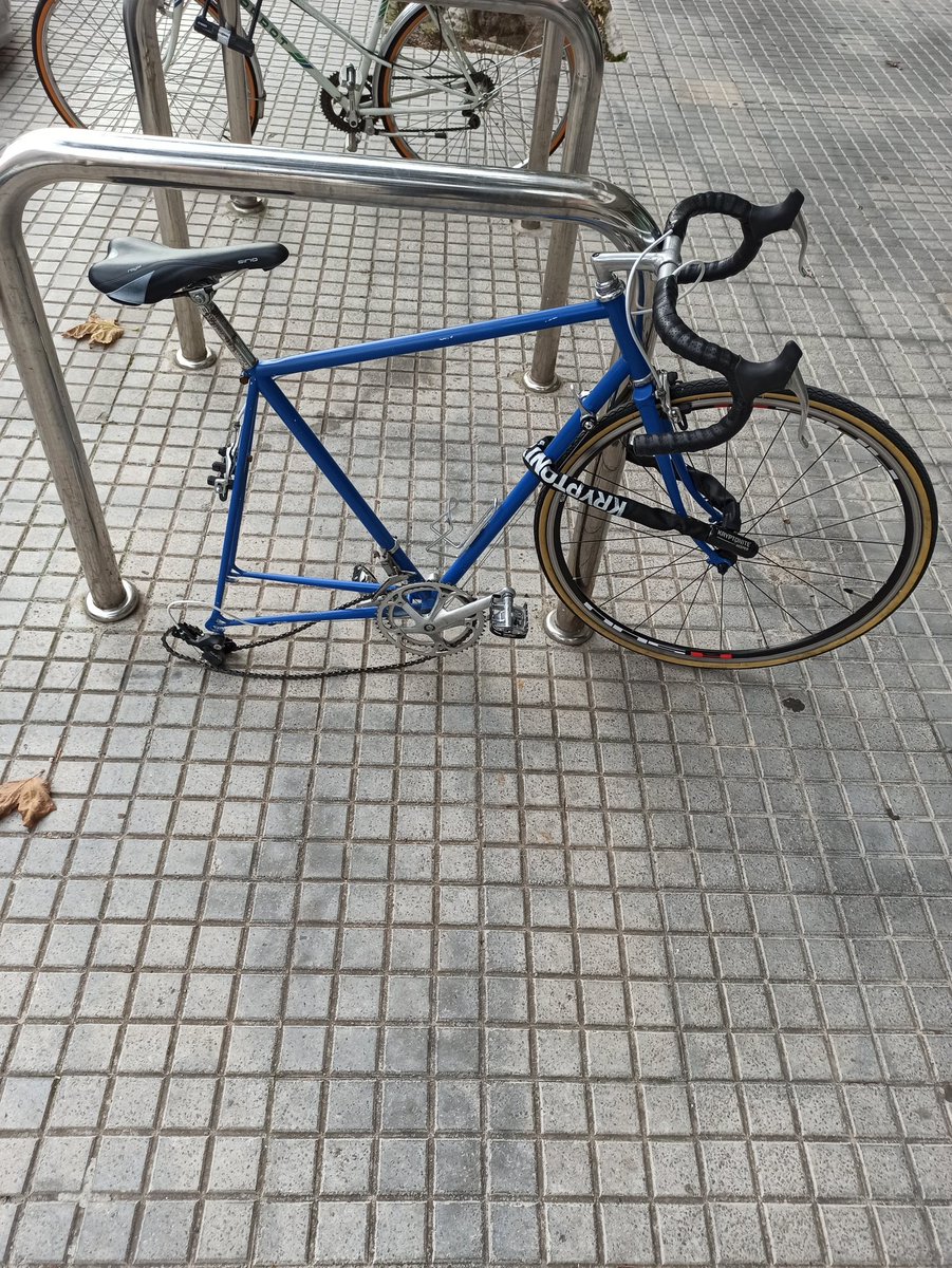 ivanchu21's tweet photo. IMPORTANTE: Rueda trasera Shimano R-500 ROBADA. Lleva una cubierta Hutchinson con la banda color crema (la de las fotos) y un cassette Shimano Sora de 9 piñones color plata. Zona centro Burgos. Si la veis, agradecería aviso 😠🙏

@PoliciadeBurgos @PCivilBurgos https://t.co/2zSB7DtHZe