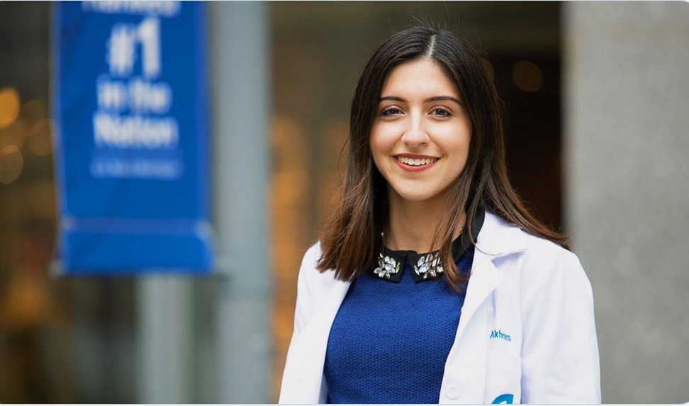 MBRUniversity's tweet image. فخورون جداً بطلابنا في السنة الخامسة من كلية الطب، راشد الرويعي وآية الأخرس، أول طلابنا الذين اجتازوا المرحلة الأولى من امتحان الترخيص الطبي الأمريكي. نحن ملتزمون بإعداد طلاب متميزين لمتابعة تعليمهم في أفضل المؤسسات التعليمية محلياً وعالمياً. مبروك راشد وآية.