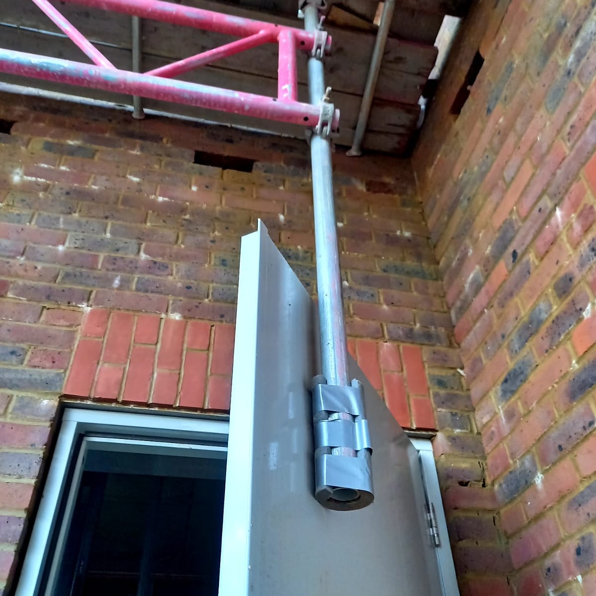 Uh oh. Some restriction to the fire door here! 🤔
#firesafetyatwork #firesafety #healthandsafetyatwork #firedoors #fireexit