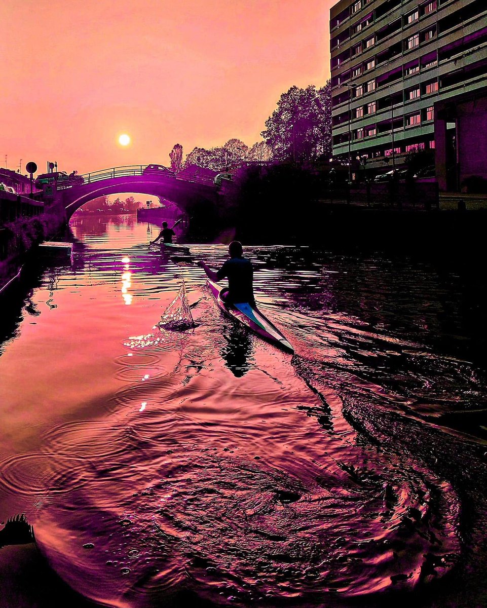 federcanoa's tweet photo. L’unica #zonarossa che i #canoisti vorrebbero attraversare! 🌅🚣
📸 @navigliosport
#federcanoa #sport #navigli #training #coronavirus #milano #saeftyfirst @planetcanoe @CanoeEurope #planetcanoe #borntopaddle #sunset #sunsetphotography https://t.co/oudciS7R67