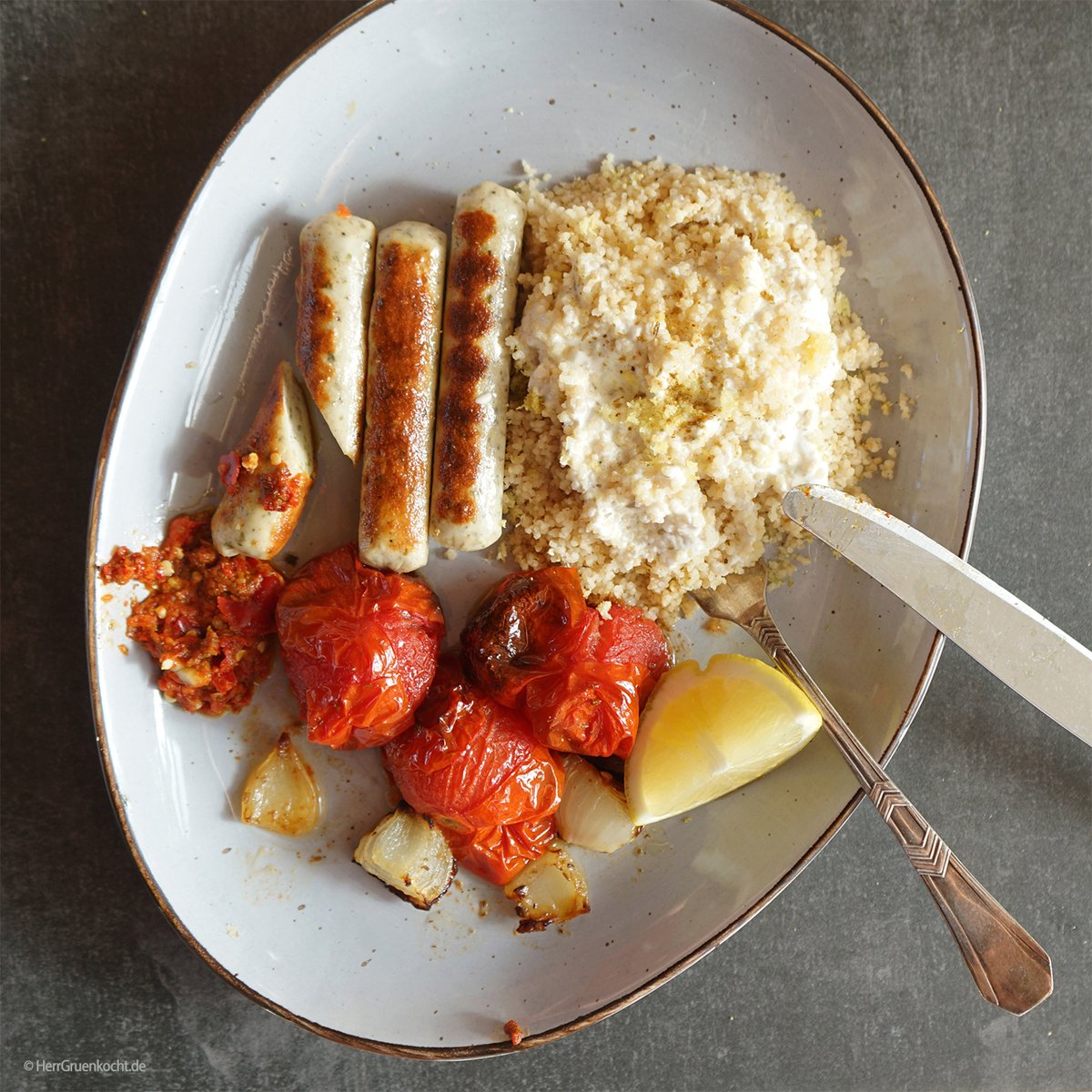 Herrgruenkocht Werbung Fur Die Ohne Vegetarische Bratwurstel Mit Selbstgemachtem Spicy Harissa Schmortomaten Und Zitronencouscous Mit Kreuzkummel Joghurt Vegetarisch Couscous Harissa Tomaten Bratwurstel Dieohne T Co