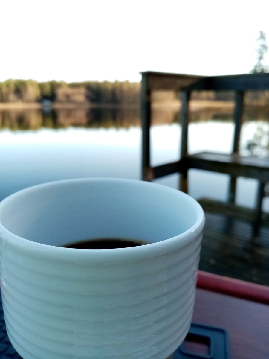 FinellLotta's tweet photo. Dagens #kaffekopp är min Filippa K-mugg som alltid följer med ut på äventyr. Idag tog jag med den och karantänen till en liten sjö. https://t.co/ODx4K2PtRD