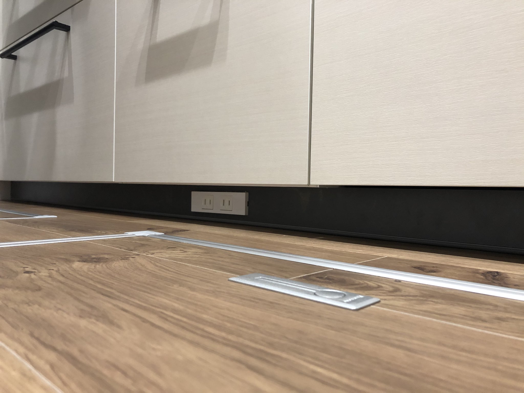 リモデル プロ 社長のひとりごと Toto ザ クラッソ アイランドキッチンを納めさせて頂きました ただアイランド キッチンの悩ましい所はコンセント 増やす場所が でもそこはアイデア一つ 蹴込みを使ってコンセントを配置 リモプロ リフォーム