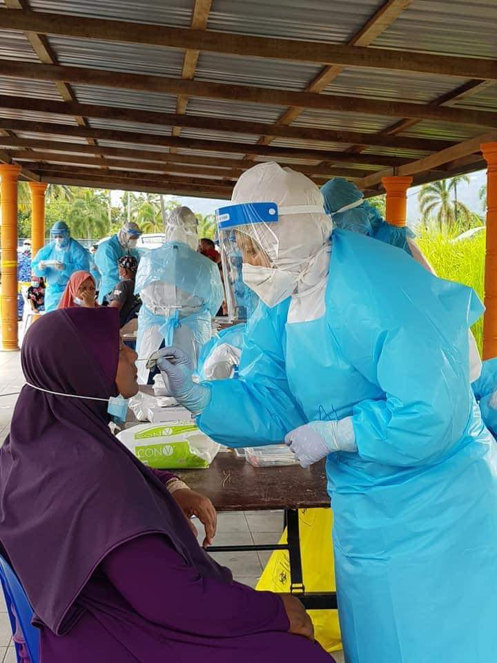 KKMPutrajaya's tweet photo. Terkini. 6 Nov. Kes baharu #COVID19 hari ini 1,755 iaitu 1,752 kes tempatan, 3 import. 

Kes tertinggi antaranya Sabah (1,199), PP (192), Selangor (164), Labuan (69), N. Sembilan (45).

736 pesakit sembuh dan discaj, 2 kematian baharu, 3 kluster baharu, 3 kluster tamat. https://t.co/mG5aRQ3Ksm