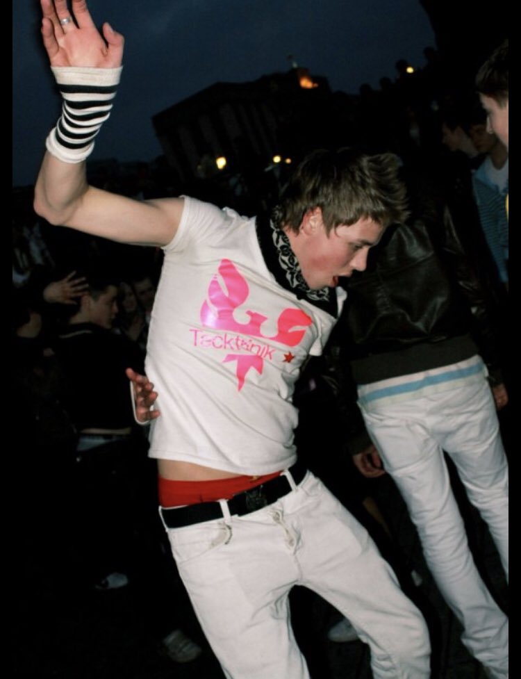 Александр гудков тектоник. Тектоник танец. Песня танцую тектоник. Одежда тектоник 2007. Тектоник танец гиф.