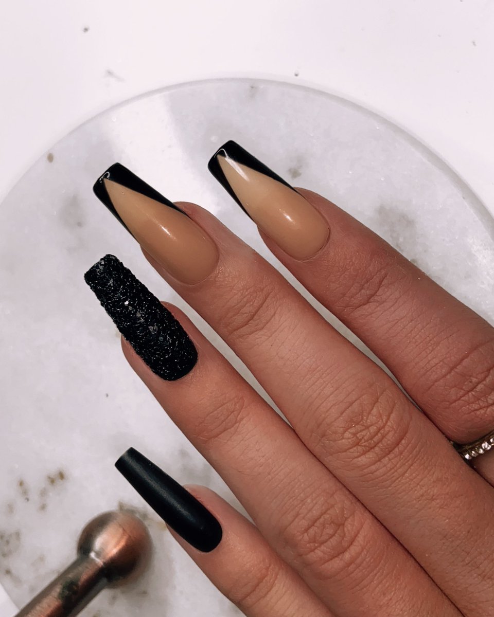 kennedywarden's tweet photo. Being self employed &amp; unable to work in this second lockdown I have set up a side business selling press on nails! Any likes/rt’s would be appreciated 🤍 designs can be custom please DM me on IG: @maniinamin with any enquiries xxx https://t.co/m2lSKTpedT https://t.co/GoJHZ7gQfy