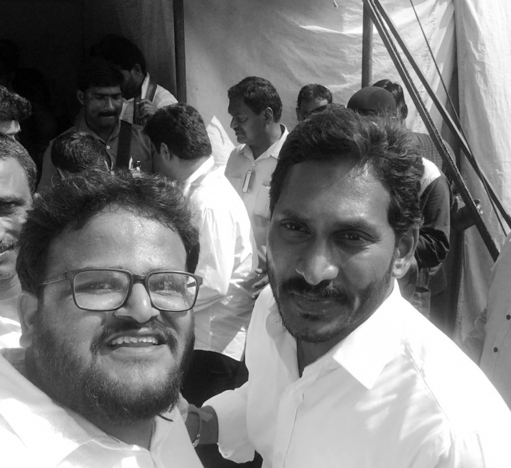 DineshReddyYSRC's tweet photo. #3YearsOfYSJaganPadayatra #3YearsOfPrajaSankalpaYatra 
#WalkWithJagan
Memories of #walkwithjagan app launch during padayatra .. cant believe its been 3years.. https://t.co/BdS4zCybPM