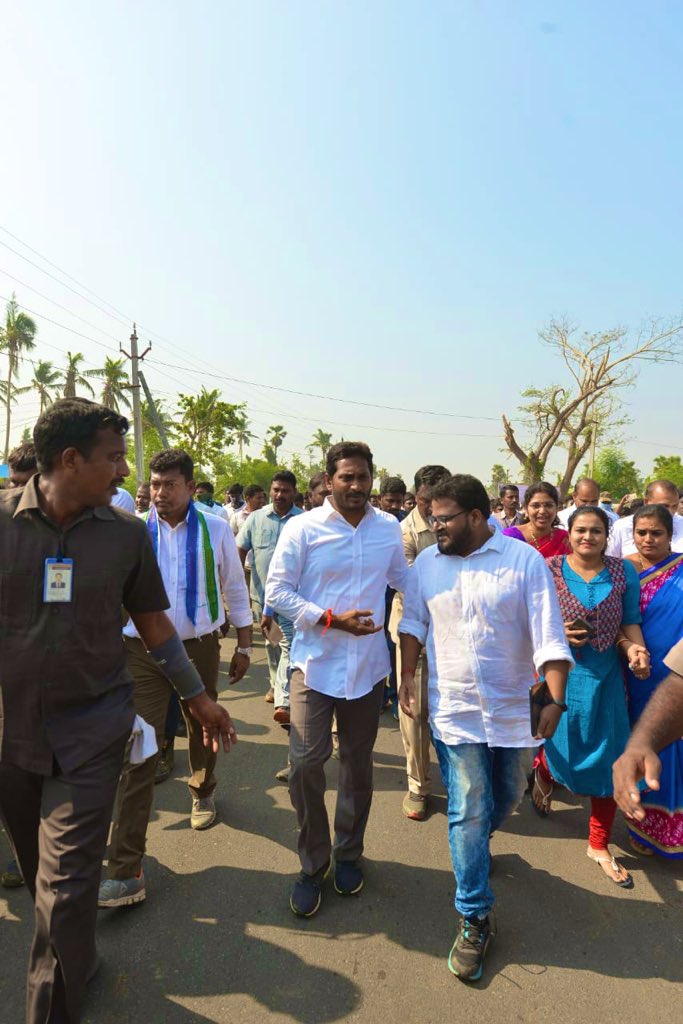 DineshReddyYSRC's tweet photo. #3YearsOfYSJaganPadayatra #3YearsOfPrajaSankalpaYatra 
#WalkWithJagan
Memories of #walkwithjagan app launch during padayatra .. cant believe its been 3years.. https://t.co/BdS4zCybPM
