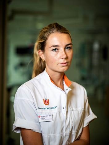 amsterdamumc's tweet image. Amsterdam UMC IC-verpleegkundige Laurien Kuipers vertelt over de patiënt die haar leven voor altijd veranderde in de nieuwe druk van het boek 'Die ene patiënt' van Volkskrantjournalist Ellen de Visser. bit.ly/36d4BXA