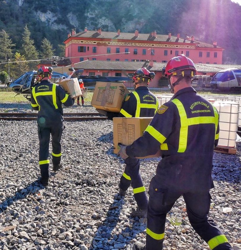 riisc_1's tweet image. 👉 sécurisation des zones sinistrées par #UIISC1 et l’#UIISC5,
👉 approvisionnements par voie aérienne au profit d’habitants isolés,
 👉détachement traitement de l’eau à #Tende armé par l’UIISC1.

#servirpoursauver #soldatdelanation #TempeteAlex