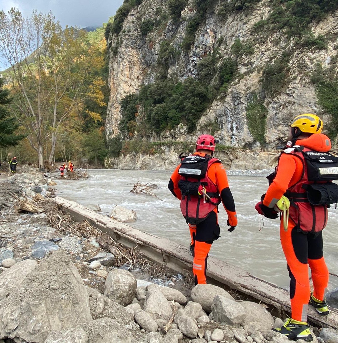 riisc_1's tweet image. 👉 sécurisation des zones sinistrées par #UIISC1 et l’#UIISC5,
👉 approvisionnements par voie aérienne au profit d’habitants isolés,
 👉détachement traitement de l’eau à #Tende armé par l’UIISC1.

#servirpoursauver #soldatdelanation #TempeteAlex