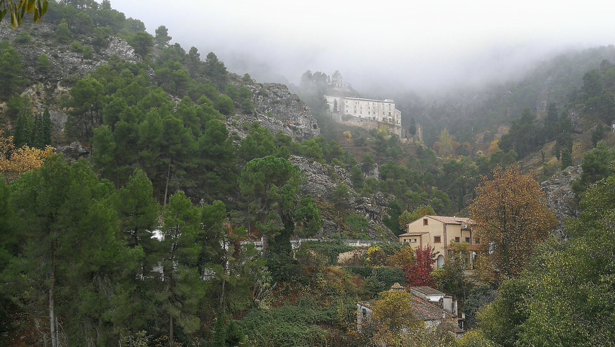 En Agres (Alicante) sin lluvia pero con niebla. <a href="/tiempobrasero/">Tutiempo</a>