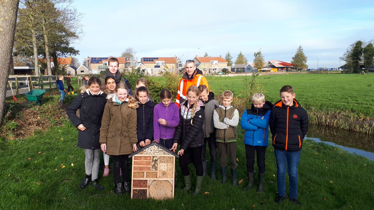 Omrin's tweet photo. ♻️👨‍🏫 | Ewoud van der Weide van basisschool OBS it Bynt uit Winsum is uitgeroepen tot duurzaamste docent van Nederland. Als duurzaamste bedrijf van Nederland zetten wij hem daarom graag nog even extra in het zonnetje met een bijenhotel voor de schooltuin. https://t.co/CXjLLre7aj
