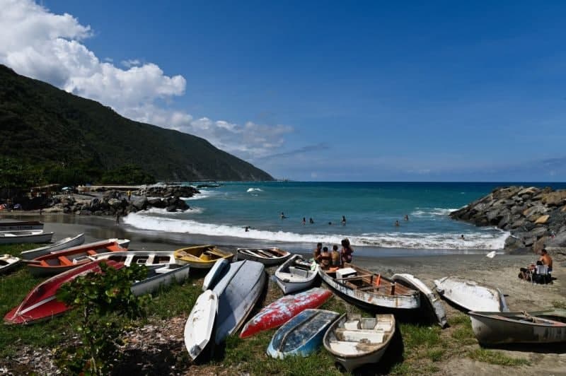 NashiraNews's tweet image. 🇻🇪 #Venezuela : les plages rouvrent malgré la #pandémie

Après sept mois de fermeture due au confinement, le Venezuela a "#rouvert" le secteur touristique. 
Le pays de 30 millions d'habitants a officiellement recensé près de 95 000 cas de coronavirus, dont 800 #décès
#COVID19