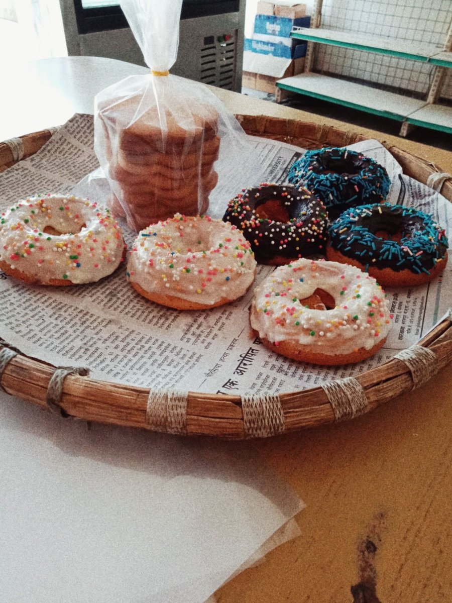 ampshoe's tweet photo. Donuts and cookies from Prakriti Bread 🤤🤤 #pbmade #nomnom https://t.co/jM9dBIWnF9