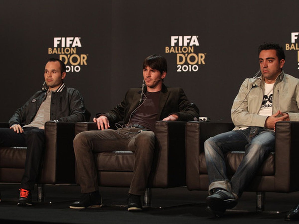 En 2010, La Masia est devenue la première académie de jeunesse à avoir formé les trois finalistes du Ballon d'Or en une seule année qui sont Andrés Iniesta , Lionel Messi et Xavi .